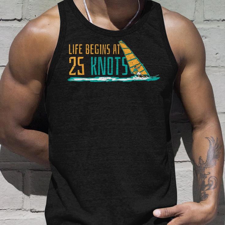 Windsurfing Life Begins At 25 Knot Surfer Saying Tank Top Geschenke für Ihn