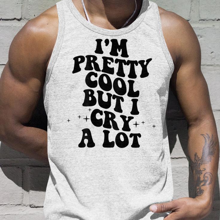 I'm Pretty Cool But I Cry A Lot Retro Trendy On Back Gray Tank Top Geschenke für Ihn