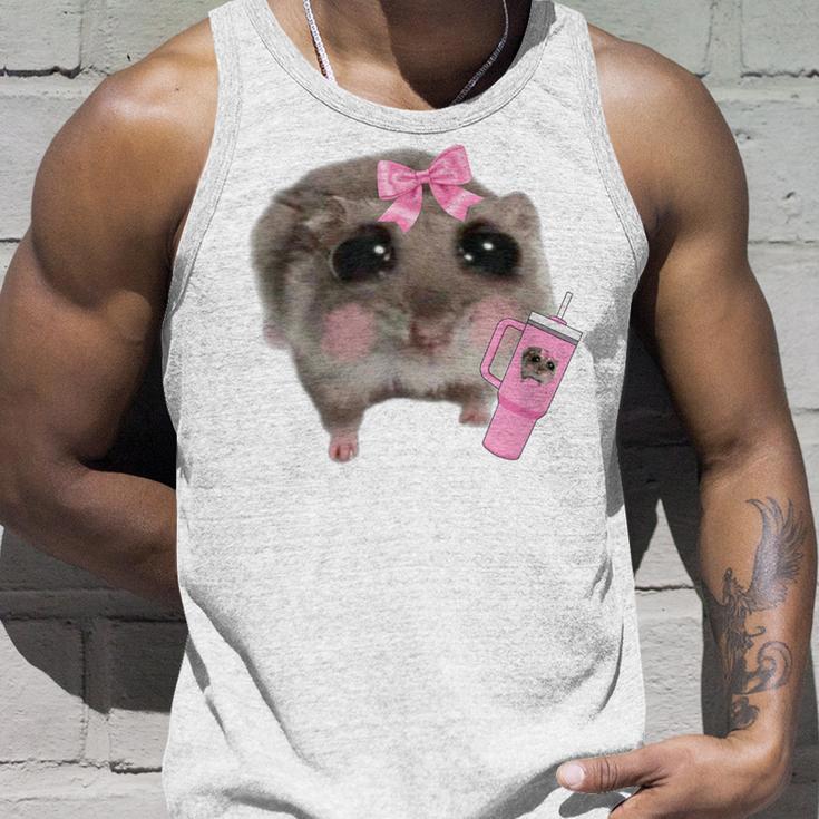 Sad Hamster Meme Drink Bottle Gray Tank Top Geschenke für Ihn