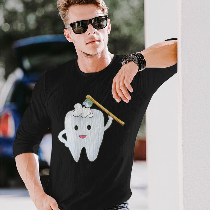 Tooth Brushing The Th With The Toothbrush Langarmshirts Geschenke für Ihn