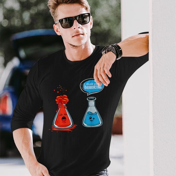 I Think Youre Overreacting Chemistry Lab Chemist Langarmshirts Geschenke für Ihn