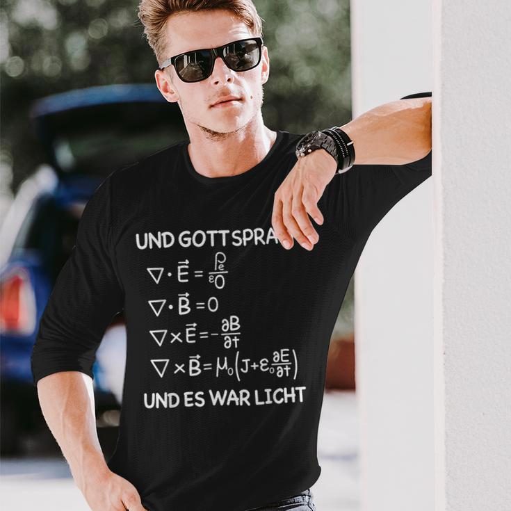 Und Gott Sprach Und Es War Licht Maxwell Equations Physics Langarmshirts Geschenke für Ihn