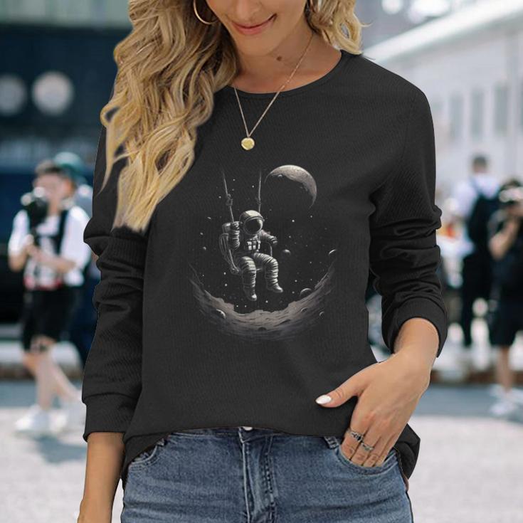 Astronaut Sitting On A Swing In Space Stars Moon Langarmshirts Geschenke für Sie