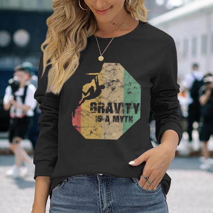 Bouldering Climbing Fun Gravity Is A Myth Langarmshirts Geschenke für Sie