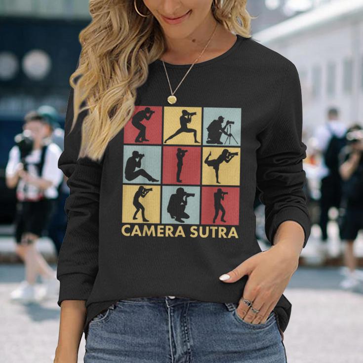 Camera Sutra Camera Photography Photographer Langarmshirts Geschenke für Sie