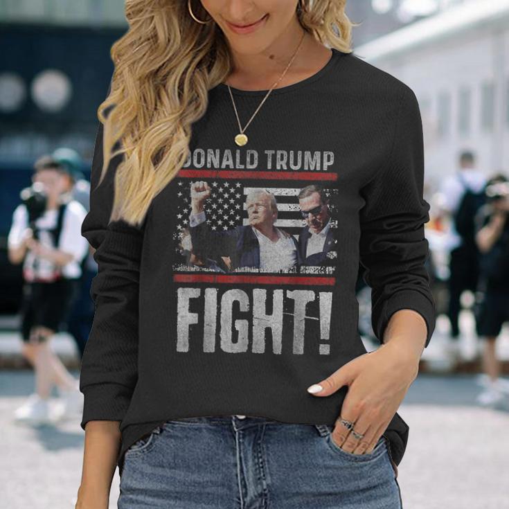 Donald Trump Fist Pump We Fight American Flag Trump 2024 Langarmshirts Geschenke für Sie