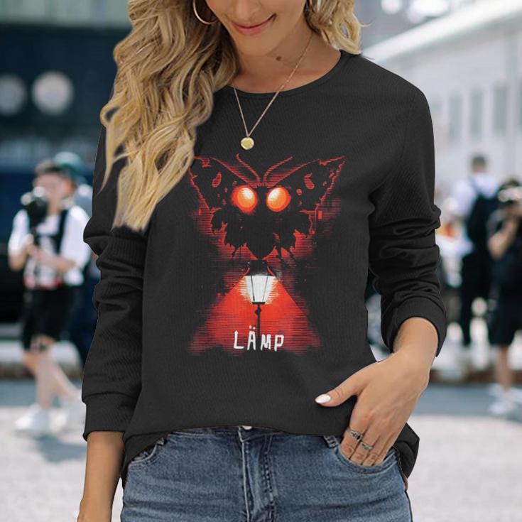 Mothman Moth Lamp Weirdcore Oddly Specific Meme Langarmshirts Geschenke für Sie