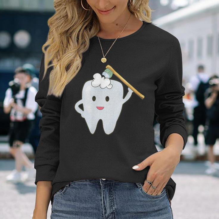 Tooth Brushing The Th With The Toothbrush Langarmshirts Geschenke für Sie