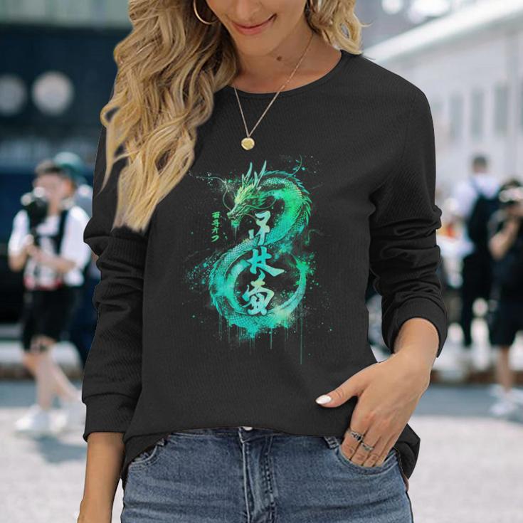 Green Flying Japanese Dragon With Kanji Lettering Langarmshirts Geschenke für Sie