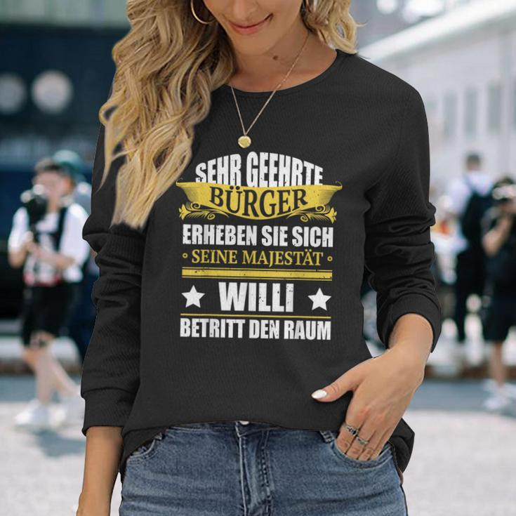 Willi Name Birthday Willi Betritt Den Raum Langarmshirts Geschenke für Sie