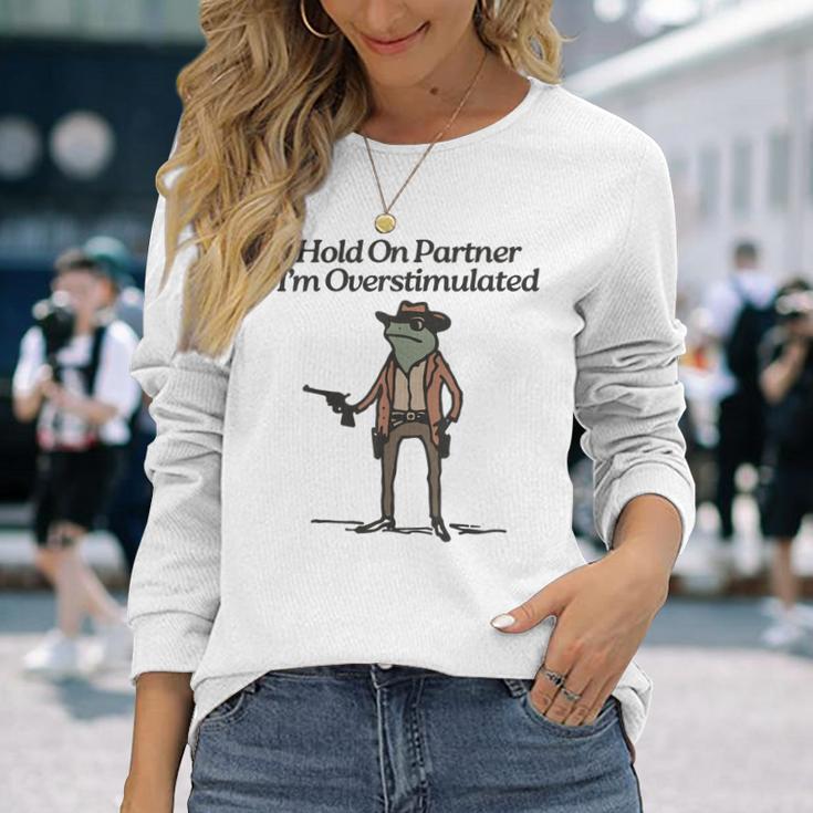 Hold On Partner I'm Overstimulated Cowboy Frogintage Gray Langarmshirts Geschenke für Sie