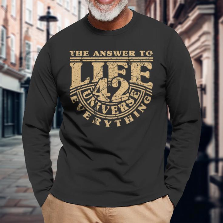 Answer To Life Universe And Everything 42 Is Sense Of Life Langarmshirts Geschenke für alte Männer