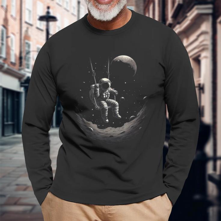 Astronaut Sitting On A Swing In Space Stars Moon Langarmshirts Geschenke für alte Männer