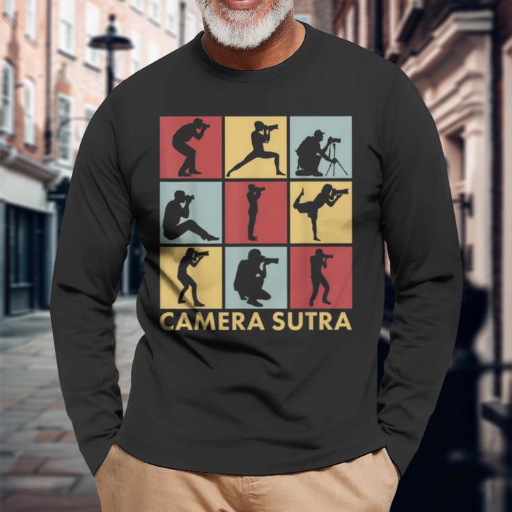 Camera Sutra Camera Photography Photographer Langarmshirts Geschenke für alte Männer