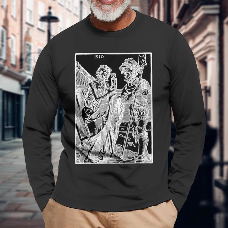 The Death And The Landsknecht By Albrecht Durer 1510 Langarmshirts Geschenke für alte Männer