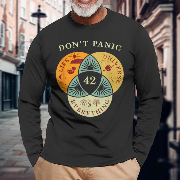 Don't Panic Life Universe Everything 42 Science Fiction Space Lovers Langarmshirts Geschenke für alte Männer