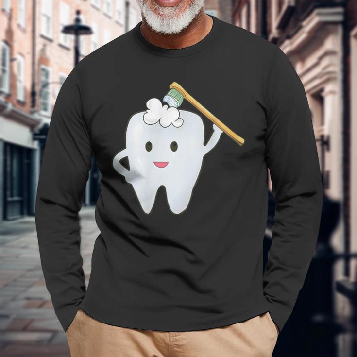 Tooth Brushing The Th With The Toothbrush Langarmshirts Geschenke für alte Männer