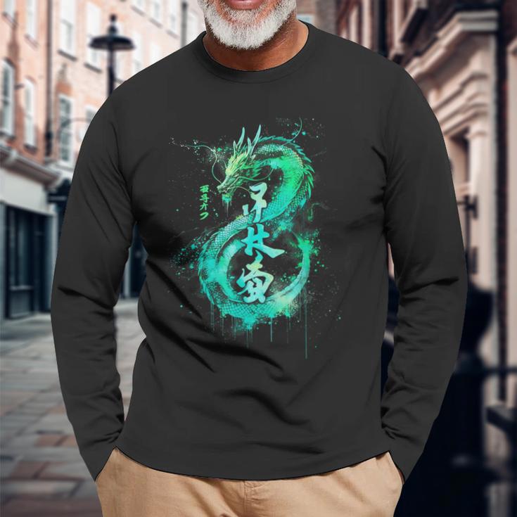 Green Flying Japanese Dragon With Kanji Lettering Langarmshirts Geschenke für alte Männer