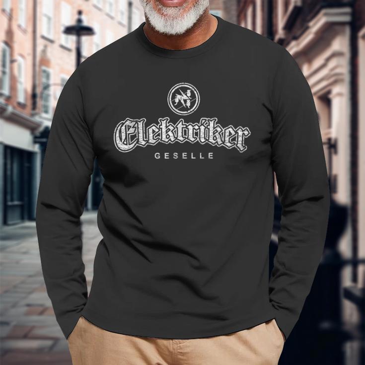 Guild Sign Electrician Seller In Old Gothic Script Langarmshirts Geschenke für alte Männer