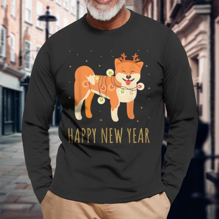 Happy Shiba Dog Celebrates New Year's Eve In Christmas Lights Langarmshirts Geschenke für alte Männer