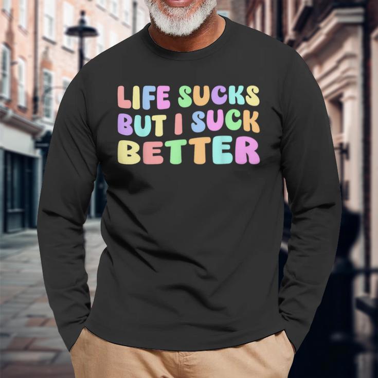 Life Sucks But I Suck Better Saying For Adults Humour Langarmshirts Geschenke für alte Männer