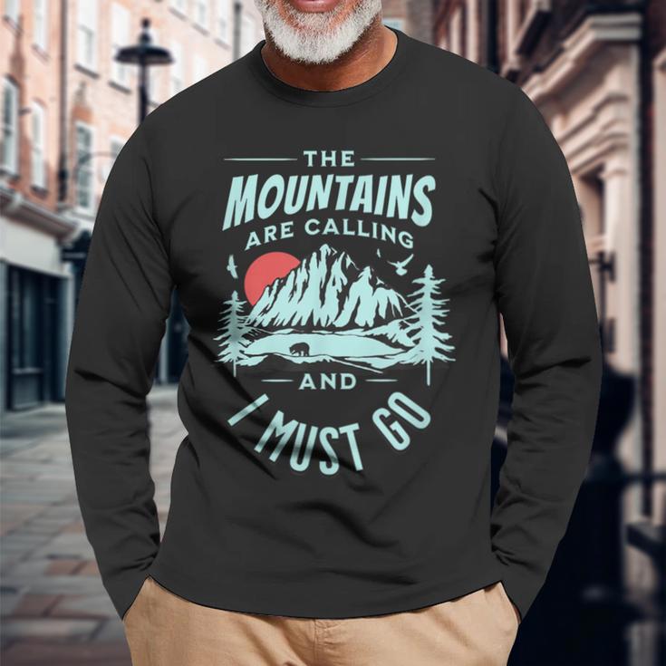 The Mountains Are Calling And I Must Go Langarmshirts Geschenke für alte Männer