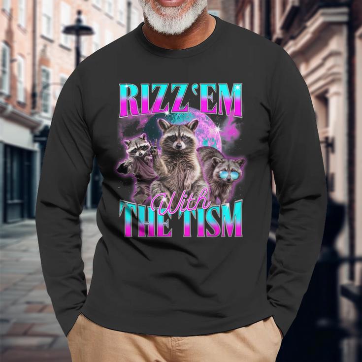 Rizz Em With The Tism Retrointage Raccoon Meme Langarmshirts Geschenke für alte Männer