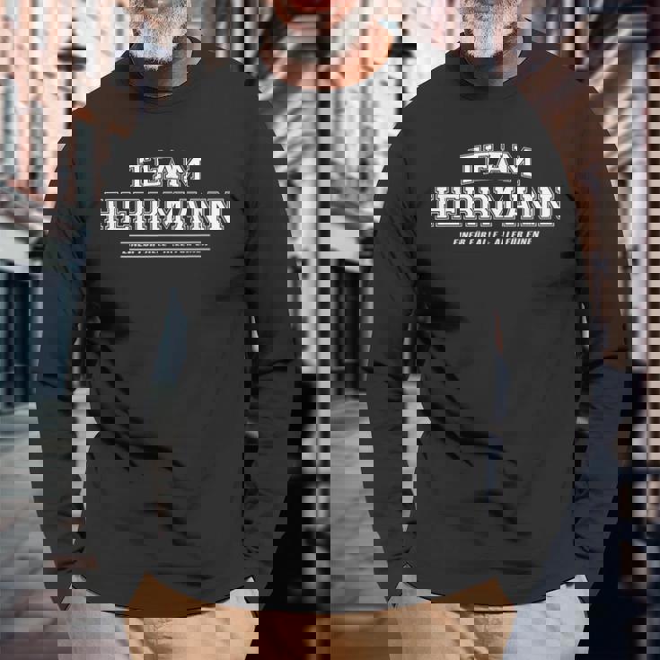 Team Herrmann Stolze Familie Nachname Langarmshirts Geschenke für alte Männer