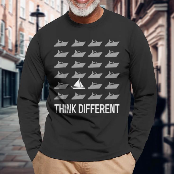 Think Different Sailing Boat Sailing Captain Skipper Langarmshirts Geschenke für alte Männer