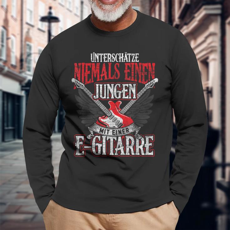 Underestimate A Boy With An Electric Guitar Langarmshirts Geschenke für alte Männer