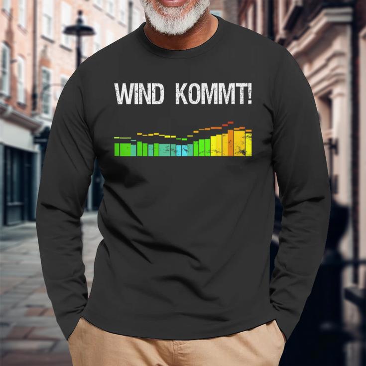 Wind Comes Kiter Surfer Saying Kitesurfer Windsurf Langarmshirts Geschenke für alte Männer