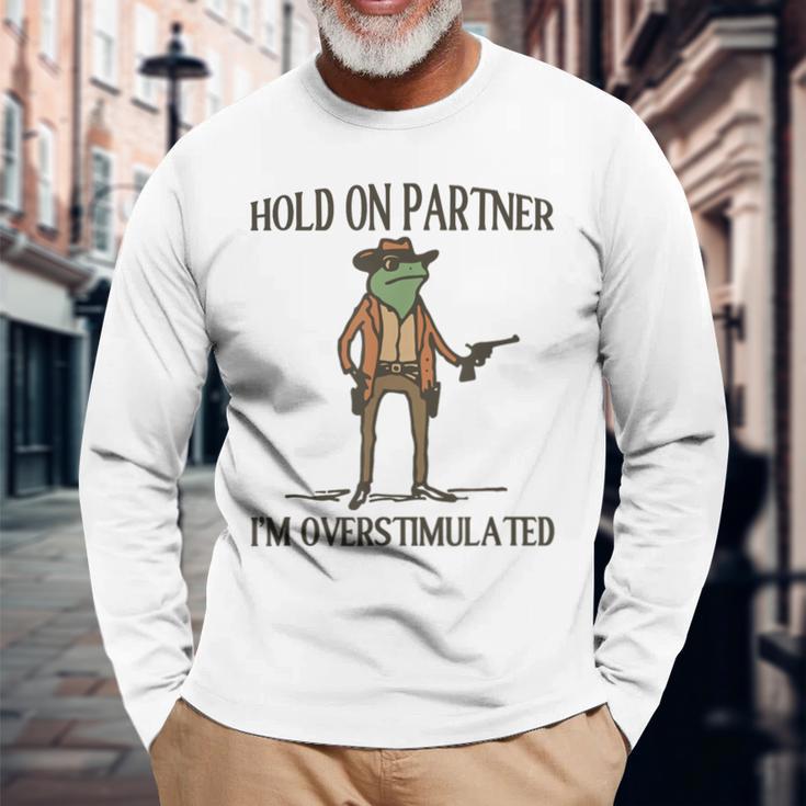 Hold On Partner I'm Overstimulated Langarmshirts Geschenke für alte Männer