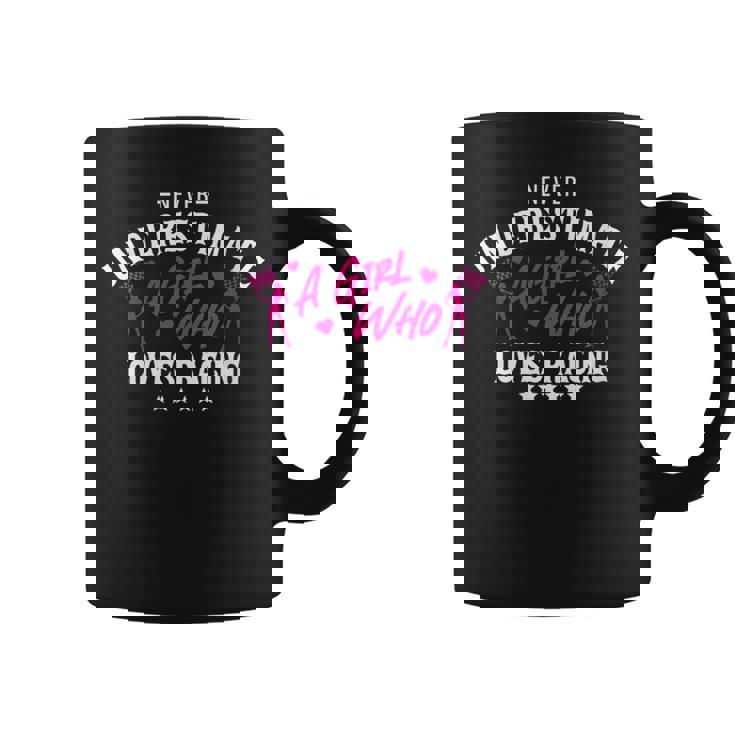 Ne Sous-Estimez Jamais Une Fille Qui Aime La Course Dirt Track Racer Tasse