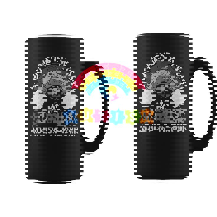 Un Gran Pedazo De Mi Corazón Tiene Autismo Y Él Es Mi Hermano Taza de café