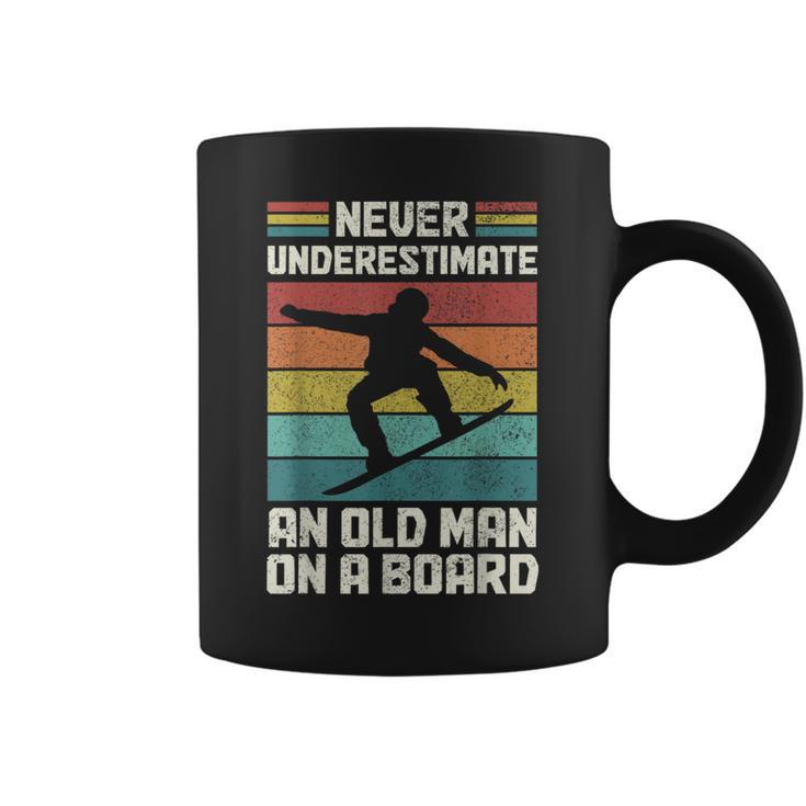 Never Underestimate An Old Man On A Snowboard intage Tassen