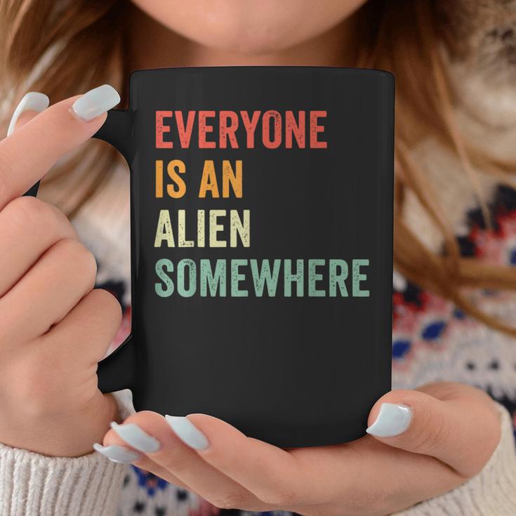 Everyone Is An Alien Somewhere Tassen Lustige Geschenke