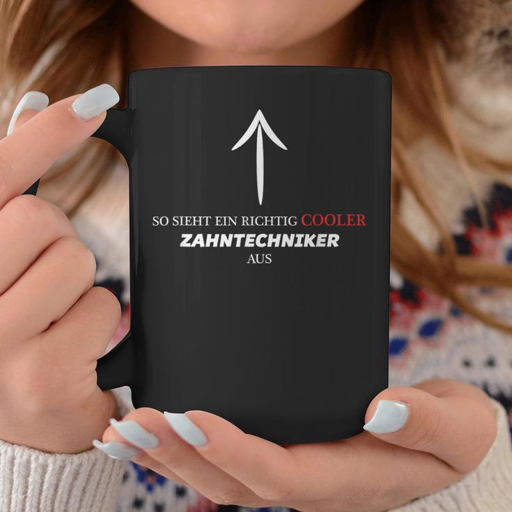 With Text So Looks Ein Richtig Cooler Zahntechniker Aus Tassen Lustige Geschenke