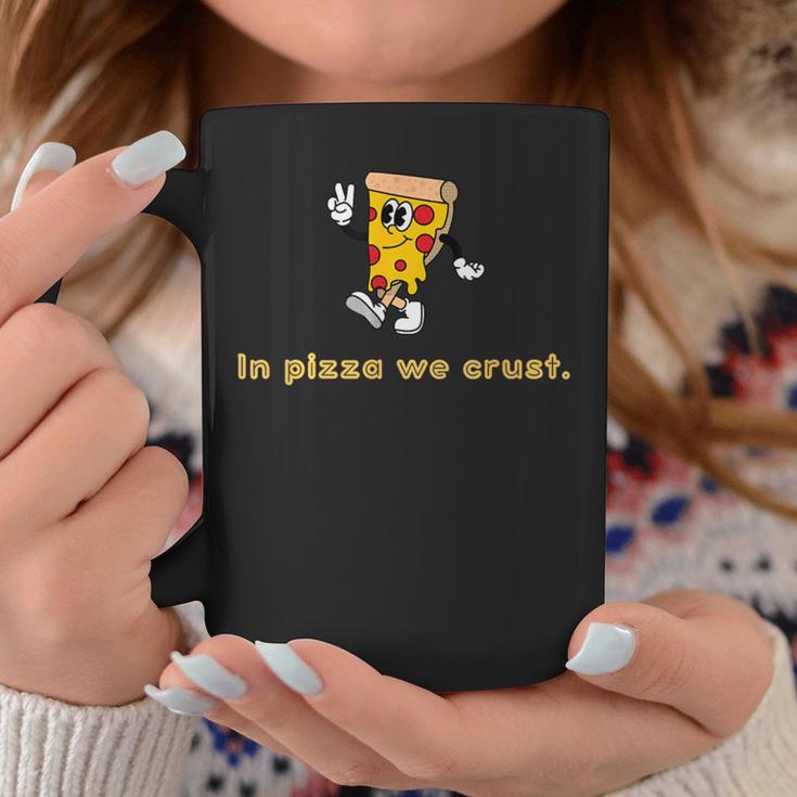 In Pizza We Crust Retro Pizza Illustration Tassen Lustige Geschenke