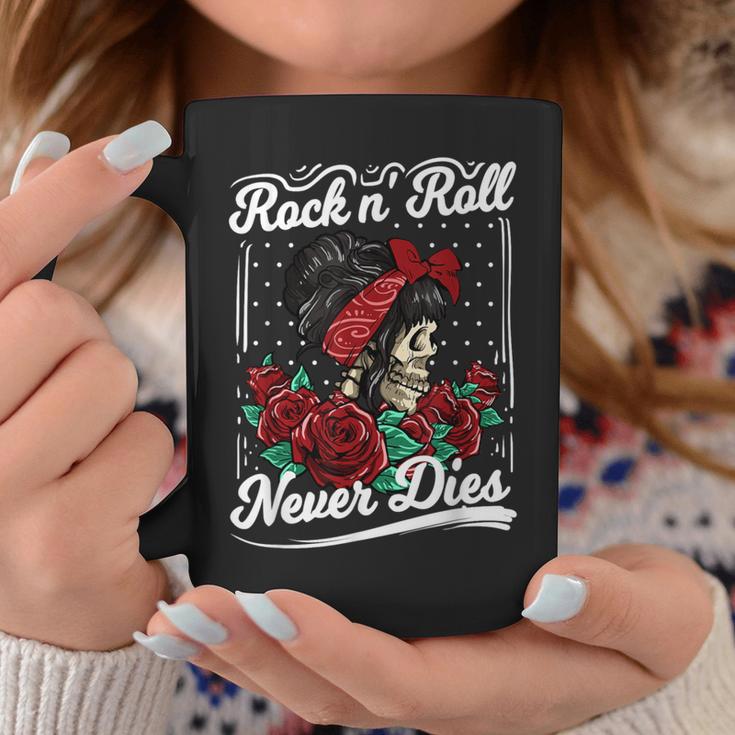 Rock N Roll Never Dies Rockabilly Girl Skull Tattoo Pin-Up Tassen Lustige Geschenke