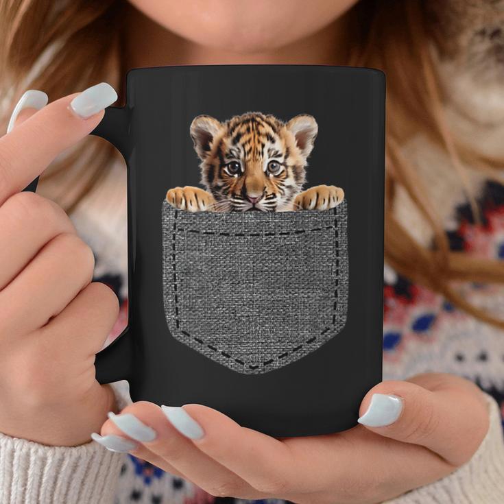 Tiger In Chest Pocket Tassen Lustige Geschenke