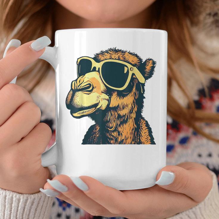 Camel With Sunglasses Gray Tassen Lustige Geschenke