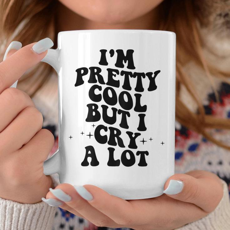 I'm Pretty Cool But I Cry A Lot Retro Trendy On Back Gray Tassen Lustige Geschenke