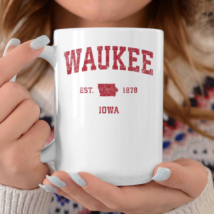 Waukee Iowa Iaintage-Sportdesign Roter Druck Tassen Lustige Geschenke