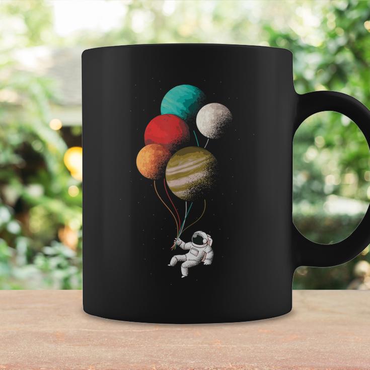 Astronaut With Planets Balloons In Space Women's Tassen Geschenkideen