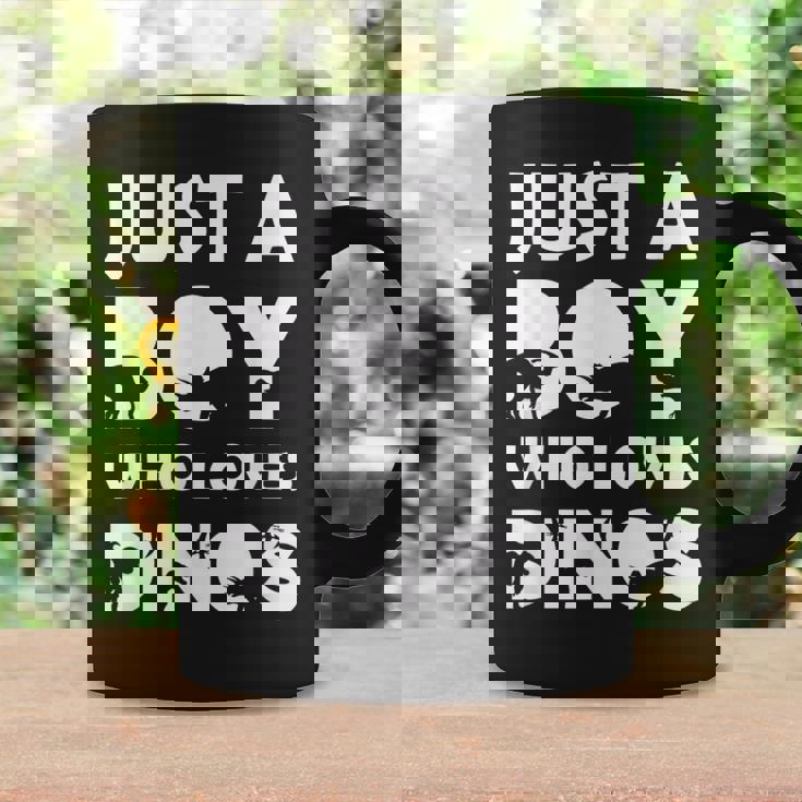 Boy Who Loves Dinos Letras Divertidas Con Diseño De Dinosaur Taza de café Ideas de regalos