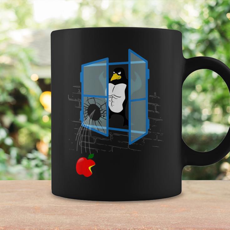 Brawny Linux Penguin Smashed Window With Bitten Apple Tassen Geschenkideen