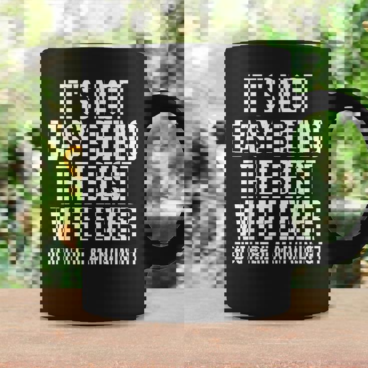 Ce N'est Pas Facile D'être La Meilleure Épouse De Tous Les Temps Mais Je Suis Là Tasse Idées cadeaux