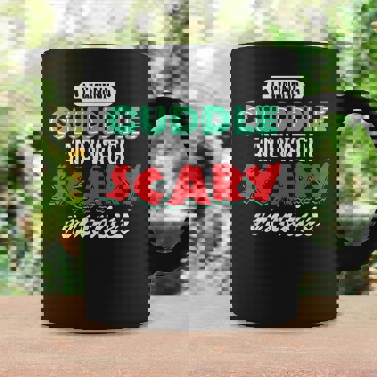 Con Texto I Wanna Cuddle And Watch Scary Movies Love Horror Taza de café Ideas de regalos