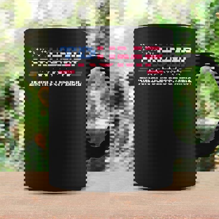Donald Trump 2024 Recibiendo Balas Por Estados Unidos En Las Elecciones Taza de café Ideas de regalos