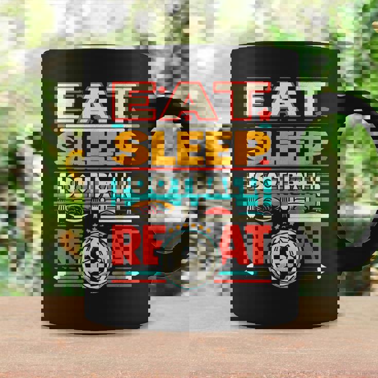 Eat Sleep Football Repeat Divertido Jugador Retro Amante Del Fútbol Taza de café Ideas de regalos